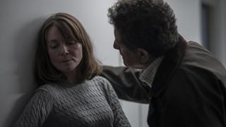 Escena de la serie 'Querer' con Nagore Aranburu y Pedro Casablanc.
