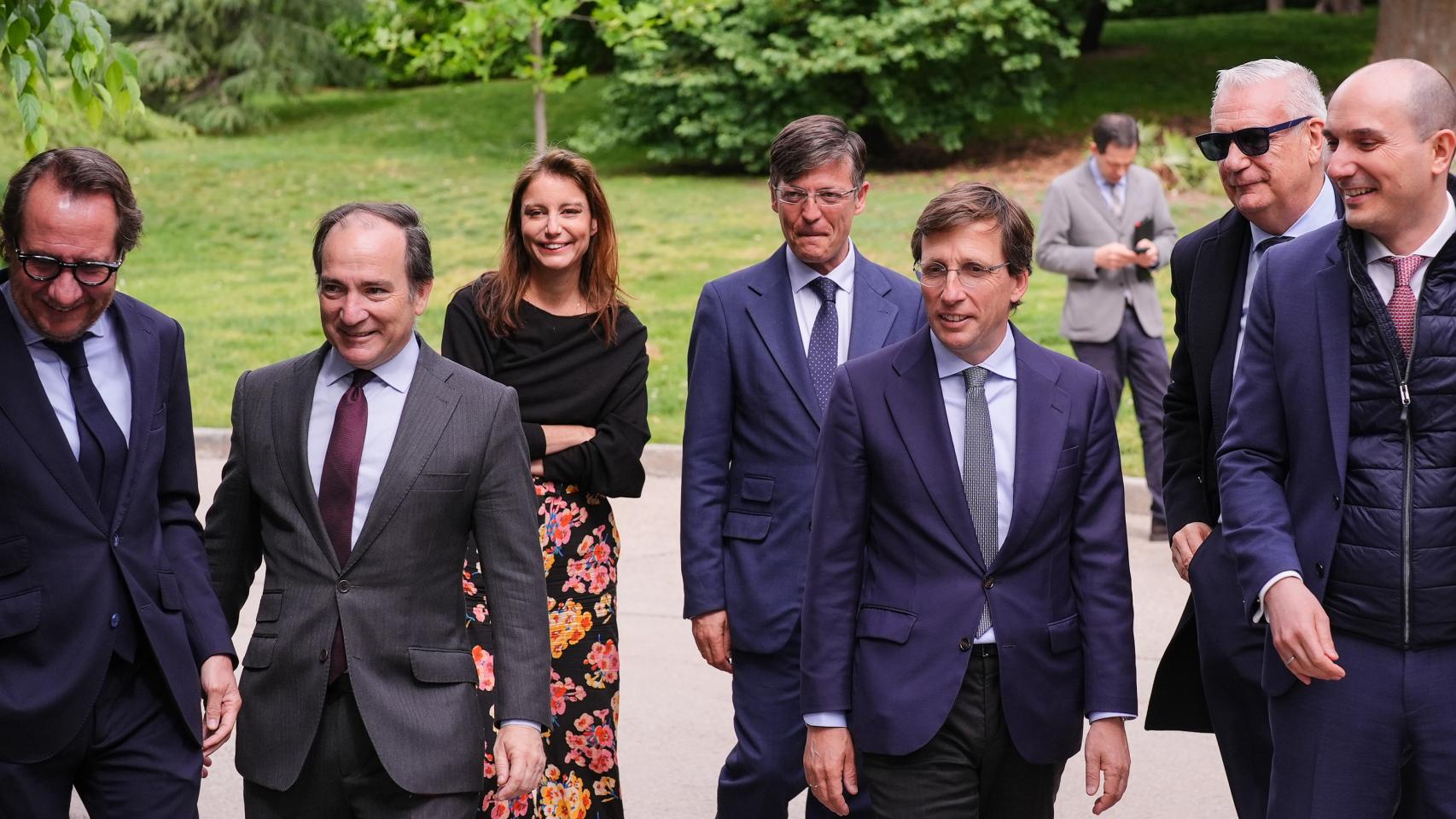 El alcalde de Madrid, José Luis Martínez-Almeida, durante su visita a El Retiro este martes para presentar la nueva estrategia en el parque.