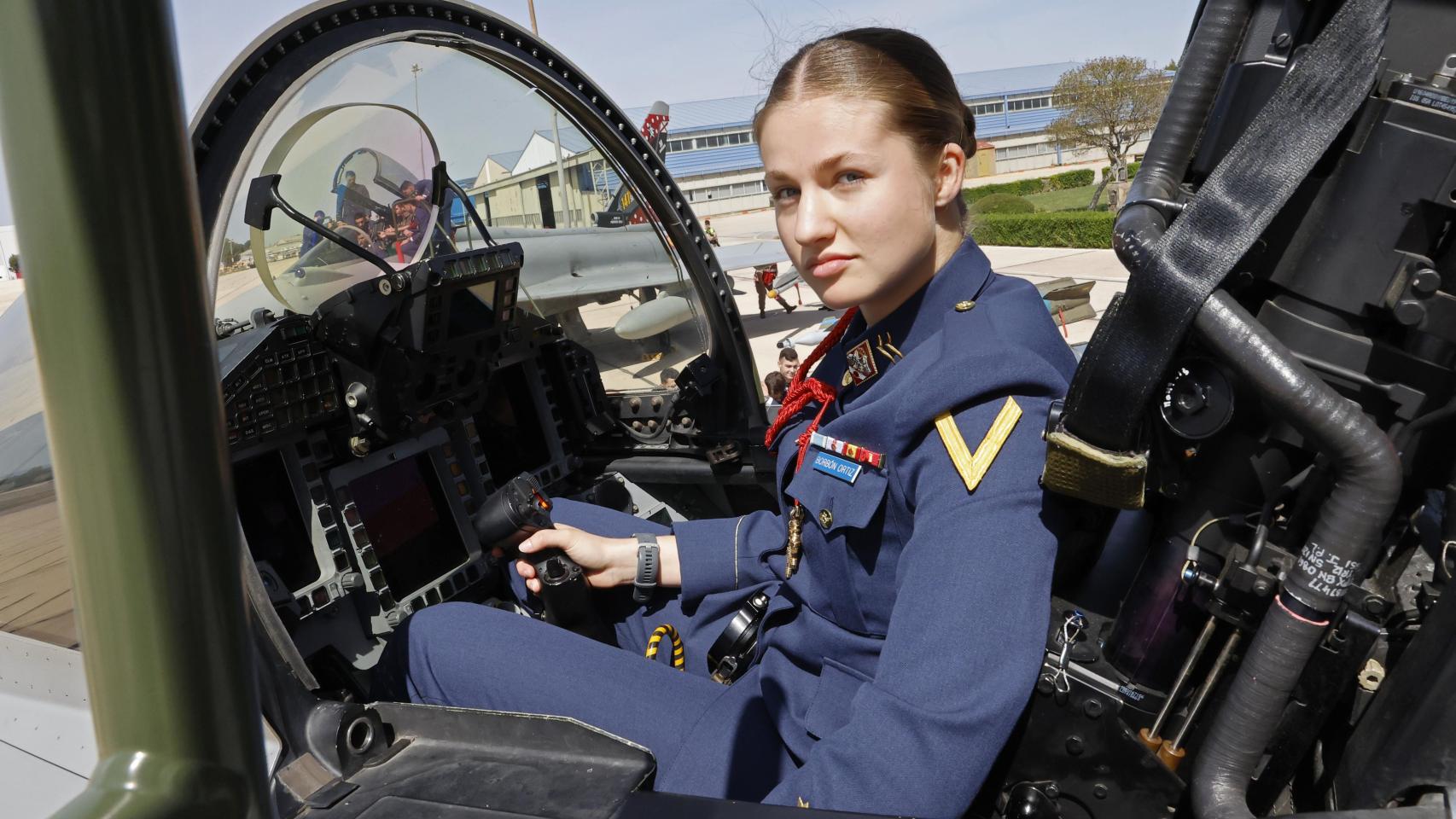 La princesa Leonor da un paso más en la aviación militar: visita al Ala 14 y vuela en un reactor de combate
