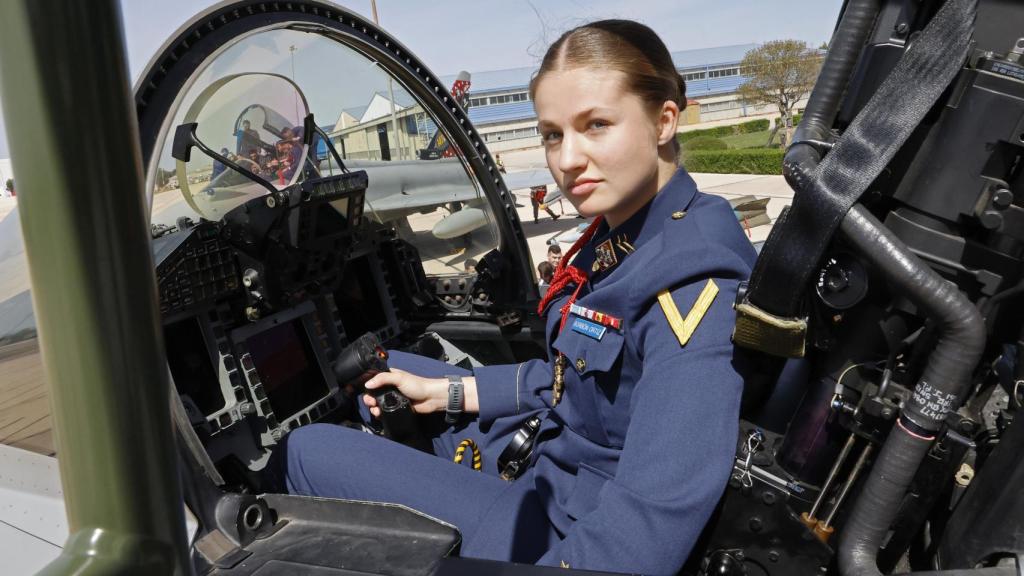 Su Alteza Real la princesa de Asturias en la cabina de un reactor Eurofighter (C.16).