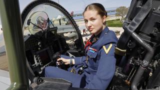 Su Alteza Real la princesa de Asturias en la cabina de un reactor Eurofighter. 