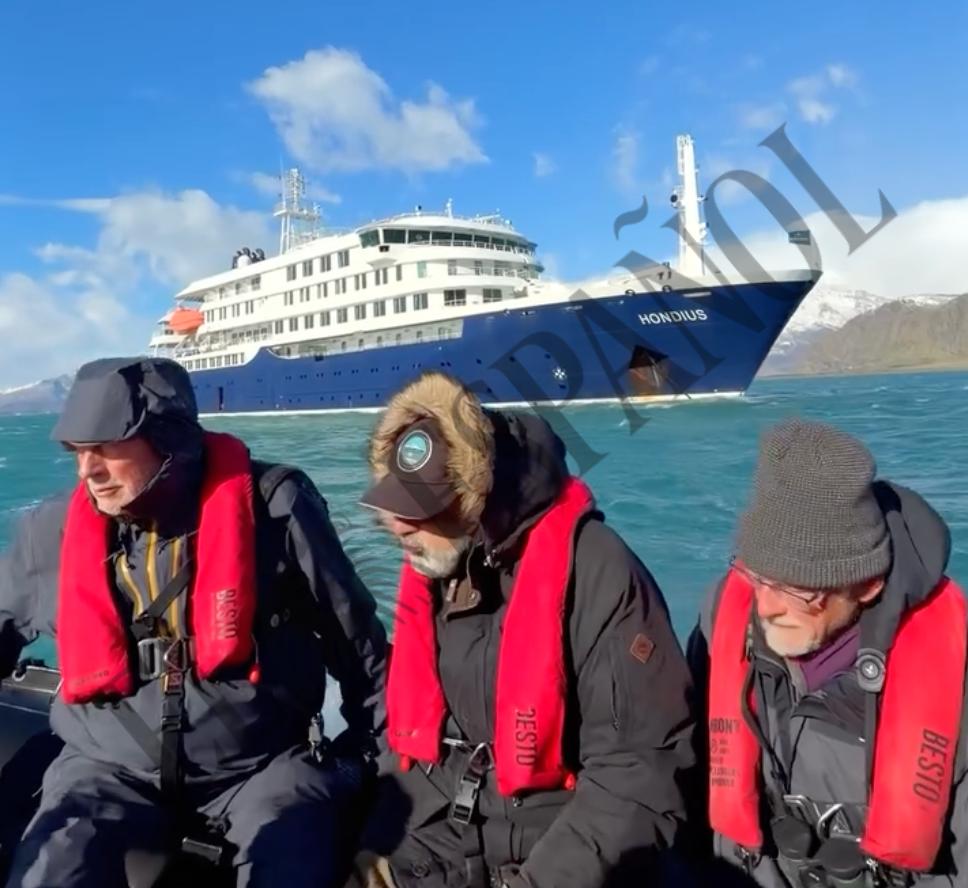 Tres de los pasajeros actualmente a bordo del MV Hondius, días antes de ser confinados.