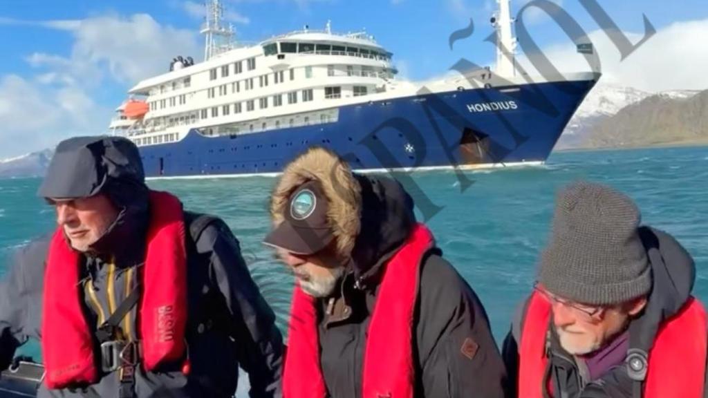 Tres de los pasajeros actualmente a bordo del MV Hondius, días antes de ser confinados.