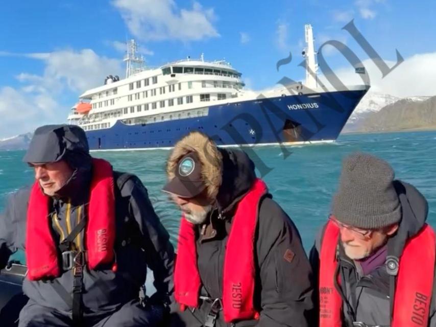 Tres de los pasajeros actualmente a bordo del buque, durante un fondeo del MV Hondius.