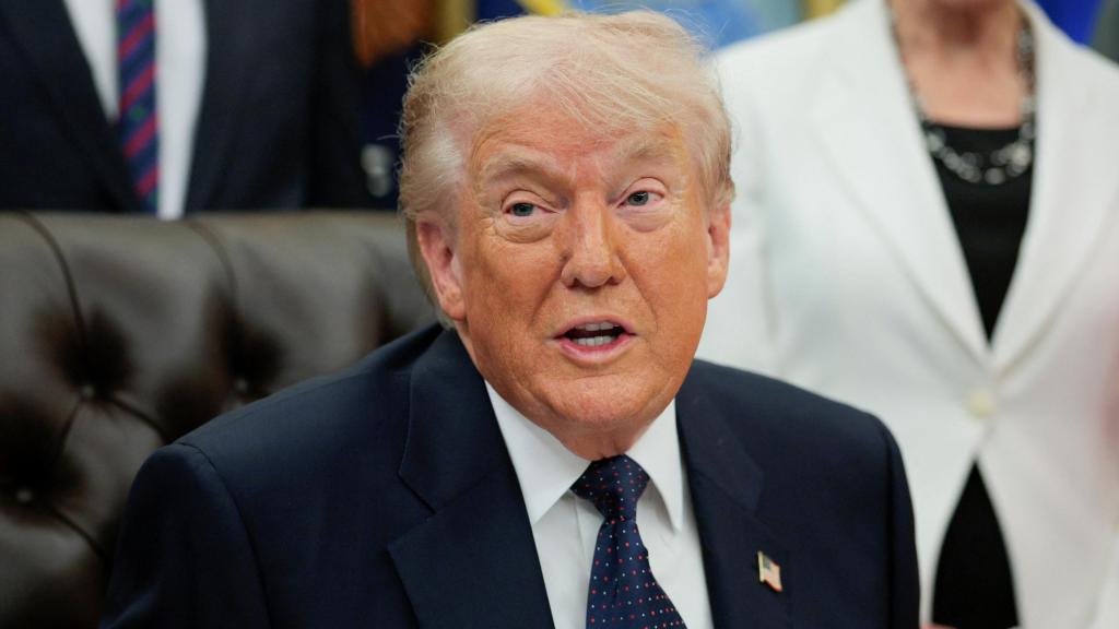 El presidente estadounidense Donald Trump habla durante un acto para firmar un memorándum en el Despacho Oval de la Casa Blanca en Washington, D.C., EE. UU., el 5 de mayo de 2026