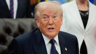 El presidente estadounidense Donald Trump habla durante un acto para firmar un memorándum en el Despacho Oval de la Casa Blanca en Washington, D.C., EE. UU., el 5 de mayo de 2026