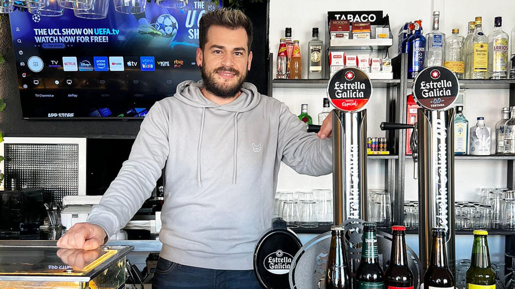 Alberto Martín Martín en su bar. 