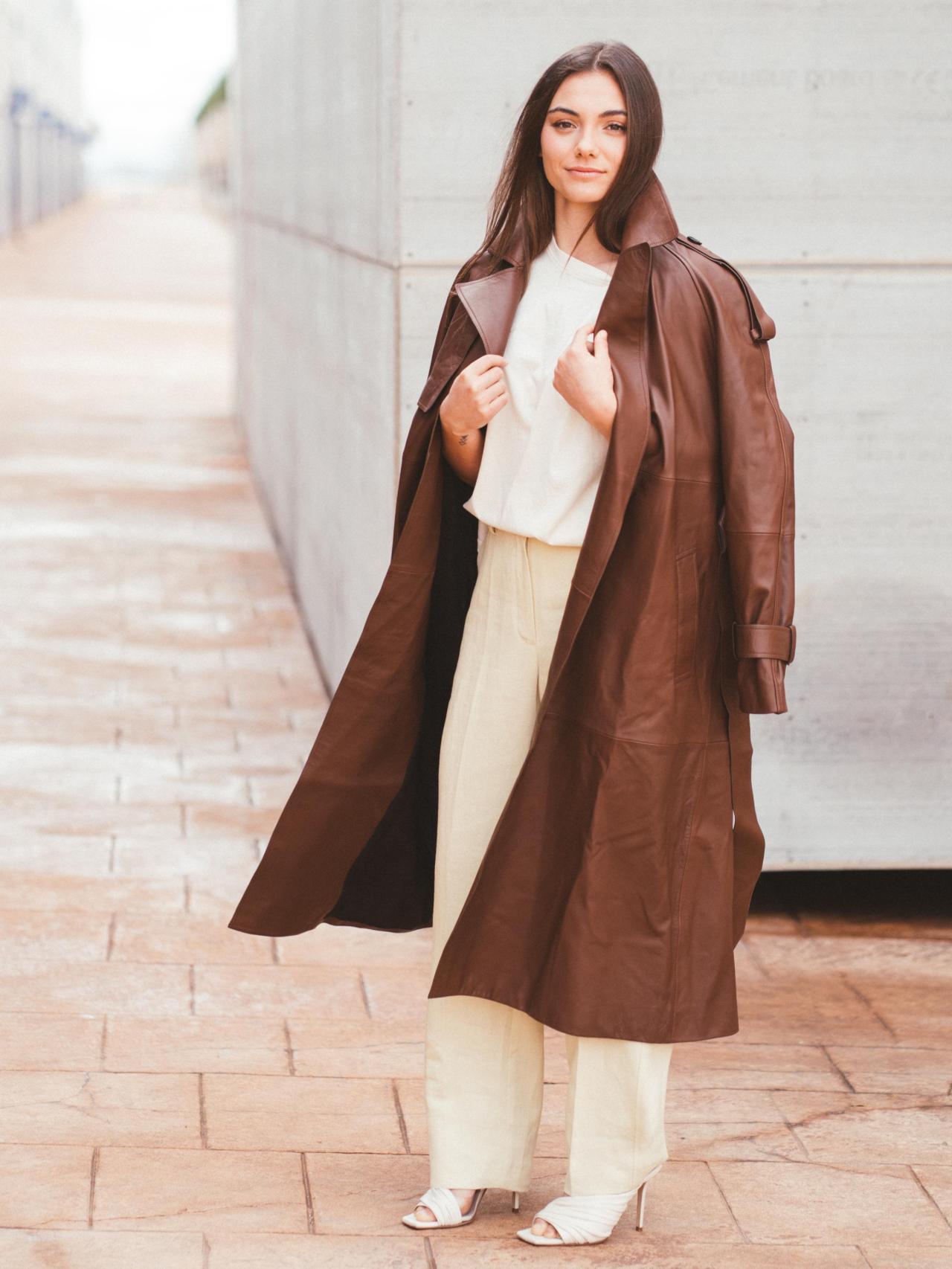 Marina Rivas, con camiseta de Ba&sh Paris, gabardina de cuero de Zara, pantalón de Limited de El corte ingles y zapatos de Elisabetta Franchi.