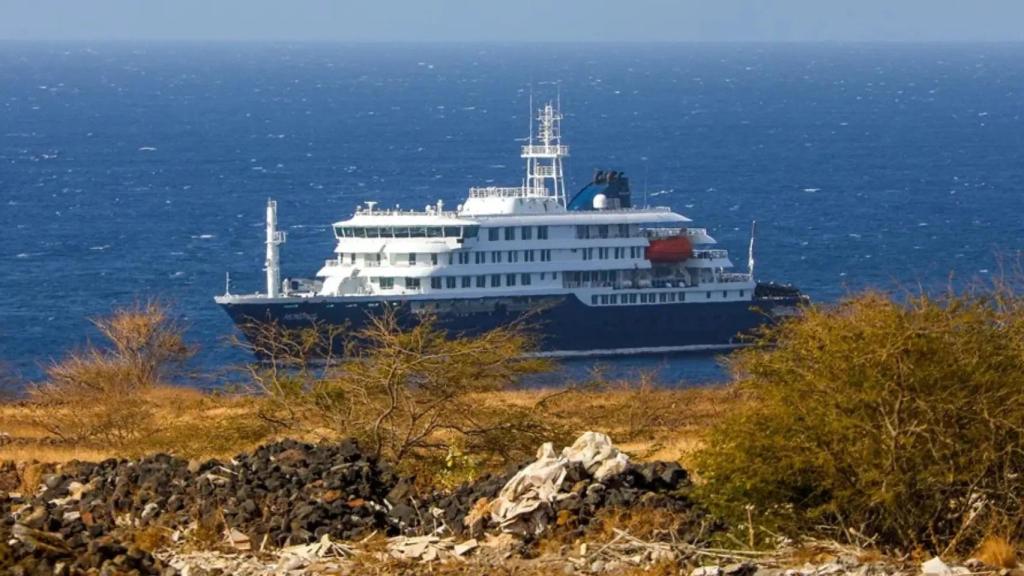 El barco MV Hondius, este lunes en la costa de la isla de Santiago, en Cabo Verde.