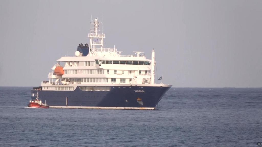Imagen del crucero 'MV Hondiu', fondeado frente a las costas de Cabo Verde.