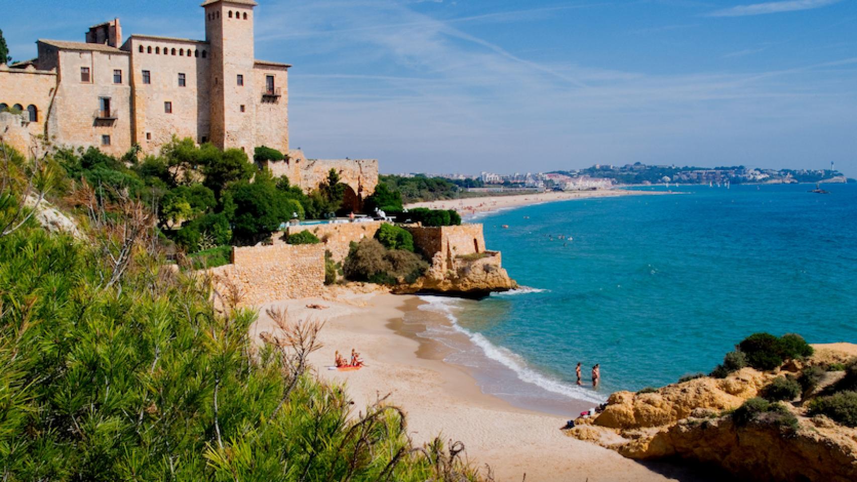 Vistas de la Cala Jovera, con el castillo de Tamarit y la playa principal de fondo. 