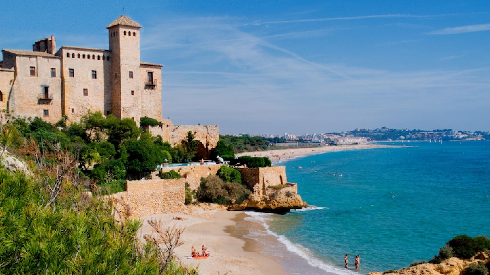 Vistas de la Cala Jovera, con el castillo de Tamarit y la playa principal de fondo. 