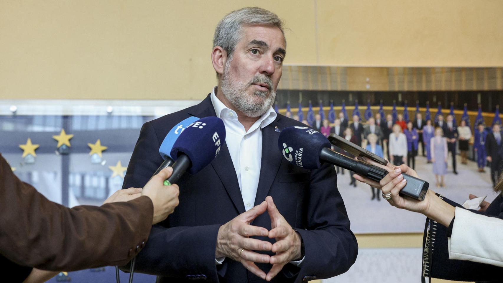 El presidente de Canarias, Fernando Clavijo, atiende a los medios este martes en Bruselas.