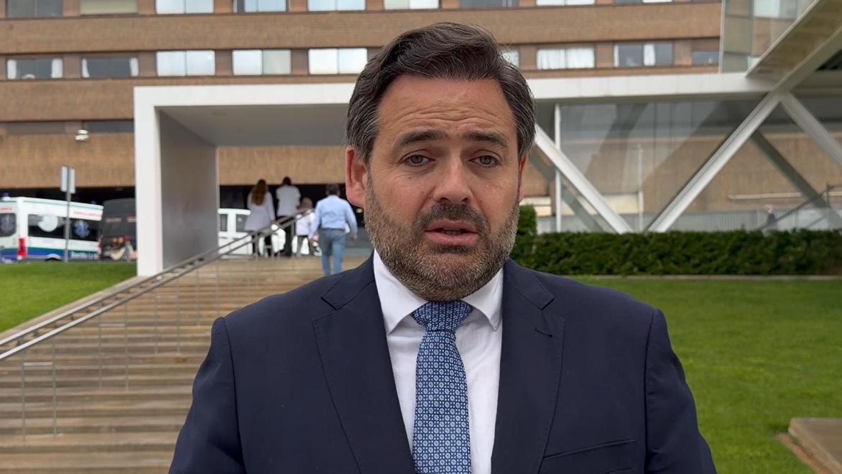 Paco Núñez a las puertas del Hospital Universitario de Albacete.