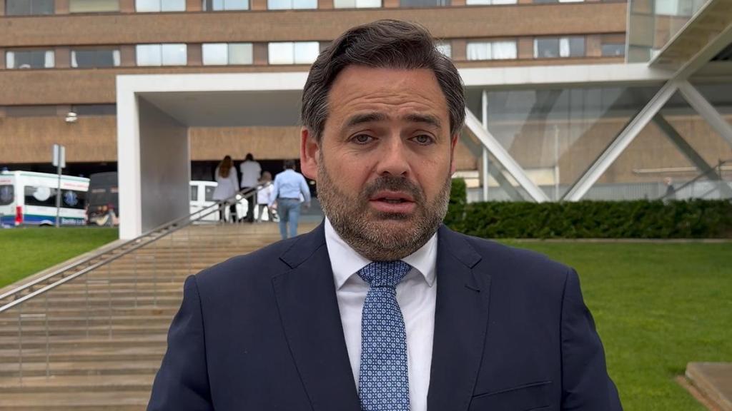 Paco Núñez a las puertas del Hospital Universitario de Albacete.