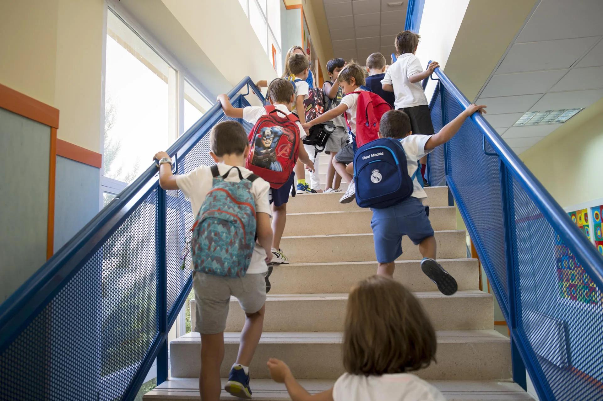 Menores subiendo las escaleras de un centro educativo. EFE