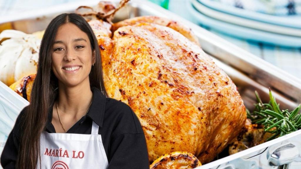 Maria Lo junto a un pollo asado.