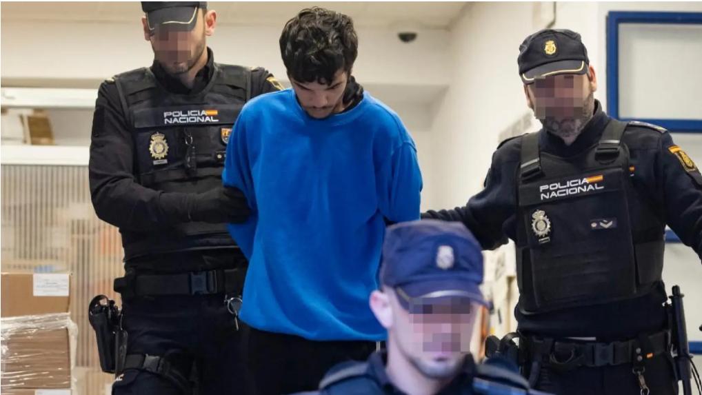 Ben Abdallah, alias 'Abdu' o 'El Pastilla', custodiado por la Policía Nacional antes de su traslado a la Ciudad de la Justicia de Murcia.