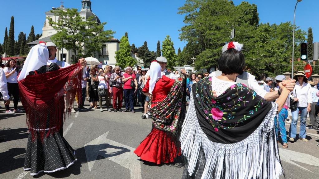 Imagen de la verbena con chulapas bailando.