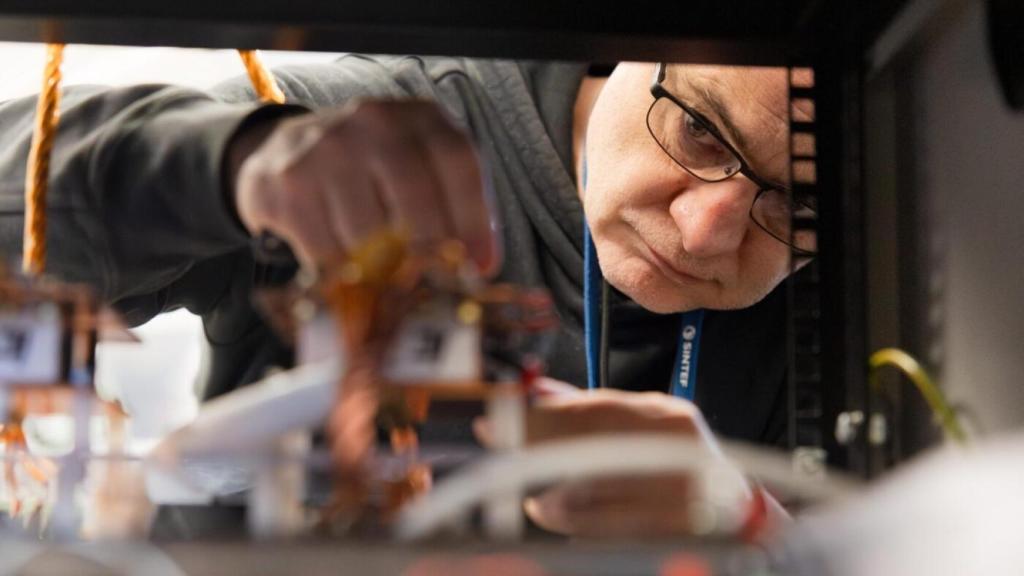 El investigador del SINTEF Giuseppe Guidi con un prototipo del cargador