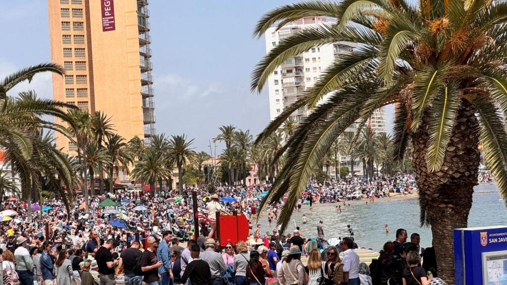 Miles de personas llenan la playa de Santiago de la Ribera para seguir la exhibición principal del Festival Aéreo Internacional de San Javier