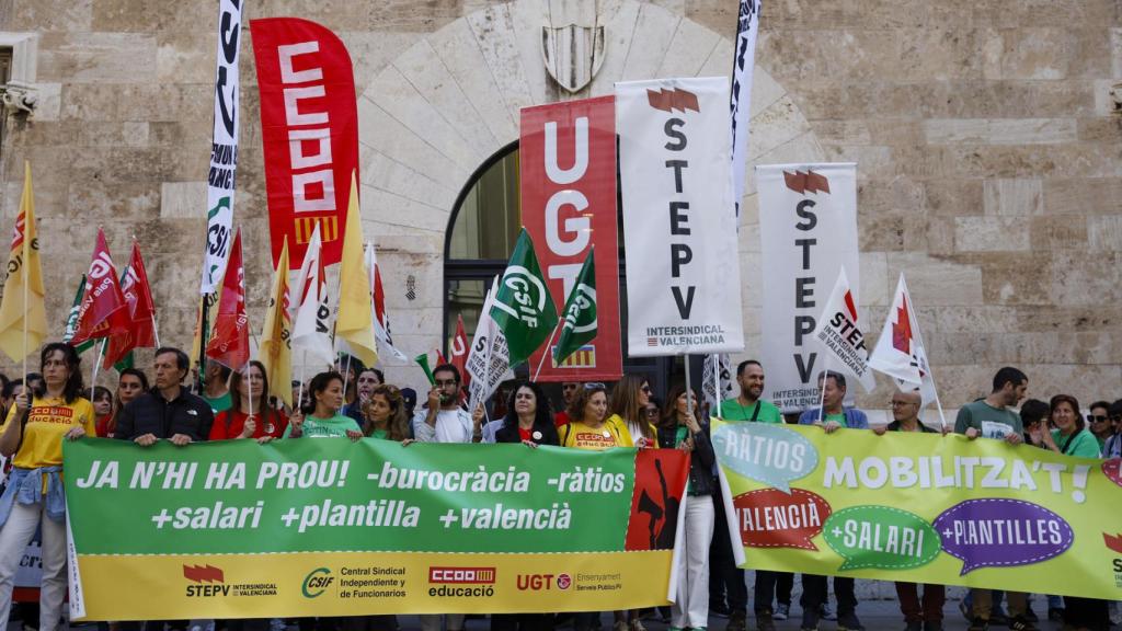 Concentración de sindicatos a la puerta del Palau de la Generalitat. Biel Aliño / EFE