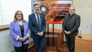 El consejero de Educación, Cultura y Deportes, Amador Pastor, acompañado del deán de la Catedral, José Pedro González; y la viceconsejera de Cultura y Deportes, Carmen Teresa Olmedo, presentan la exposición.