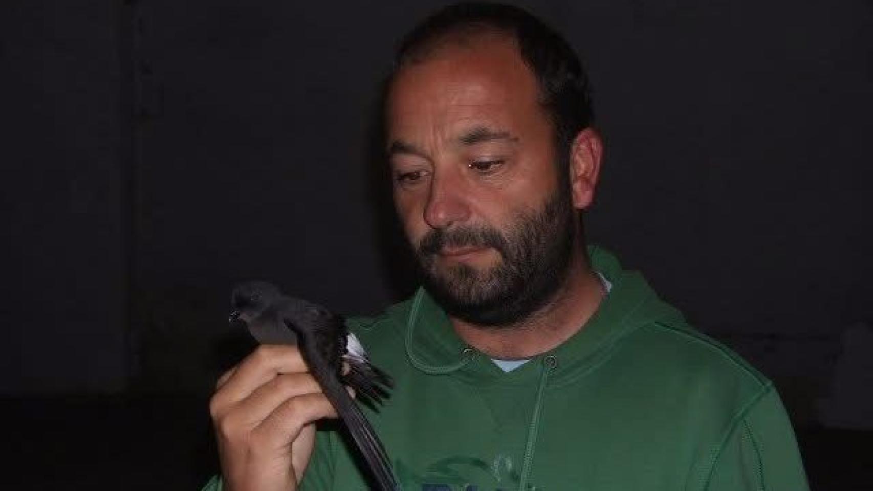 Ricardo Hevia observando un pájaro
