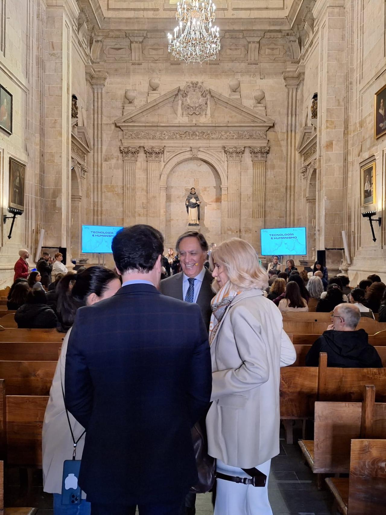 El alcalde de Salamanca, Carlos García Carbayo, y la presidenta de la Fundación Cotec, Cristina Garmendia en el Aula Magna del Convento de San Esteban.