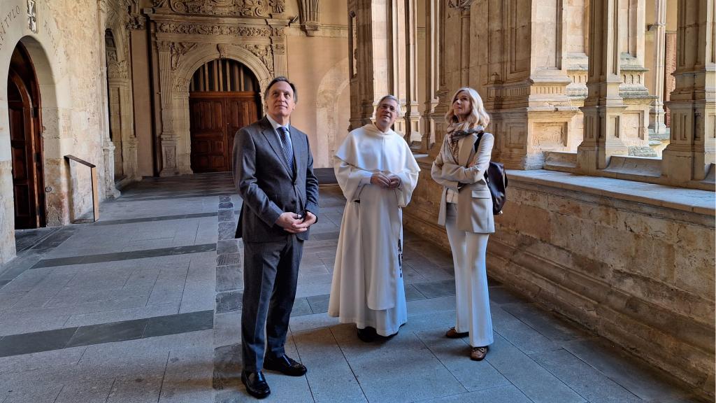 El alcalde de Salamanca, Carlos García Carbayo, y la presidenta de la Fundación Cotec, Cristina Garmendia, y el monje encargado de la recepción de la Orden de los Predicadores en Salamanca, 