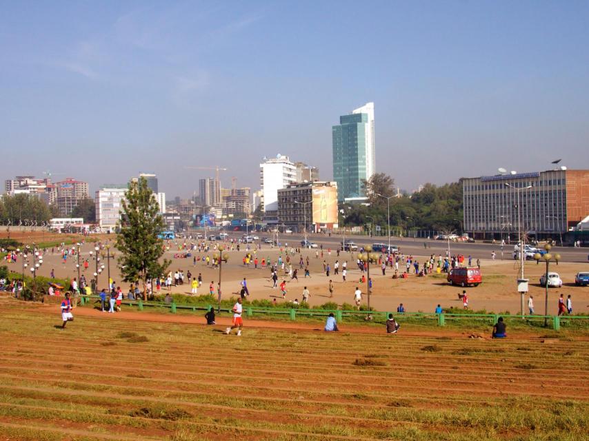 Plaza Meskel, cualquier día por la mañana.