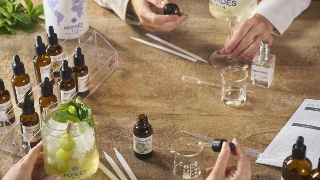 El taller de perfumería marida a la perfección con un buen cóctel.