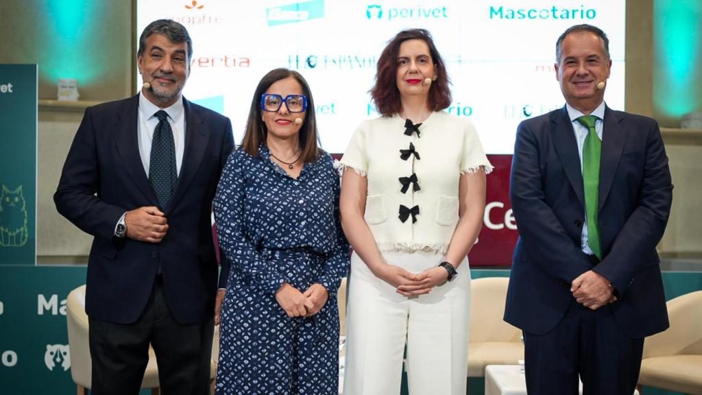 Ángel Martín Ortiz, abogado del Consejo de Veterinarios de España y socio fundador de Ortiz Bueno Abogados; Carmen Serna, redactora jefa de Cocinillas y Destinos de EL ESPAÑOL; Raquel del Amo, directora de Desarrollo de Negocio de Patrimoniales de Mapfre España; y Alfredo Fernández Álvarez, veterinario clínico y director de Relaciones Institucionales de IVC Evidensia España y Portugal.
