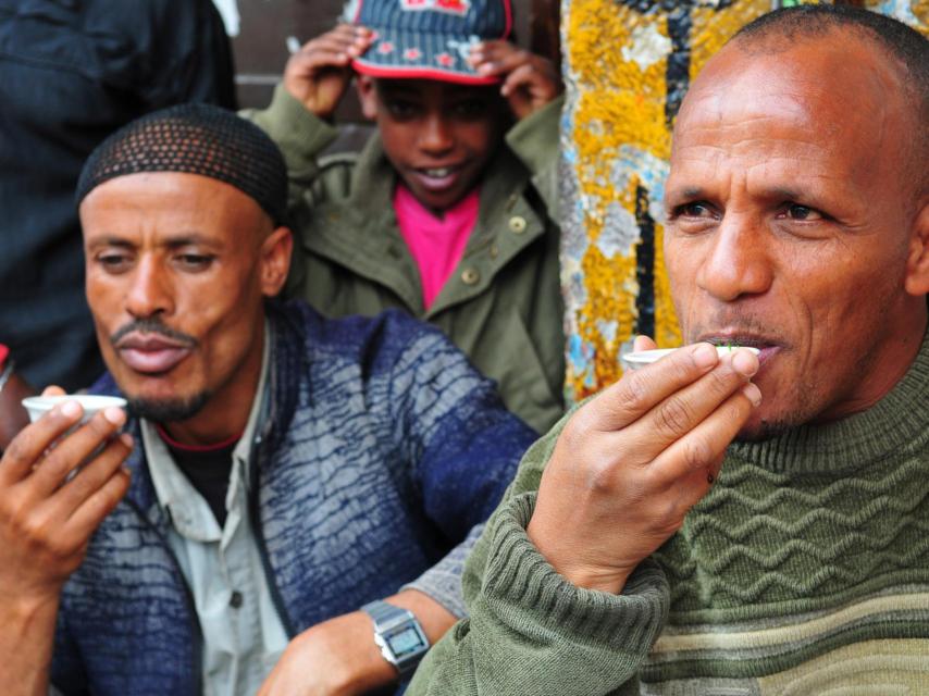 Dos hombre tomando café en Addis Abeba, un ritual tradicional muy asentado en la ciudad.