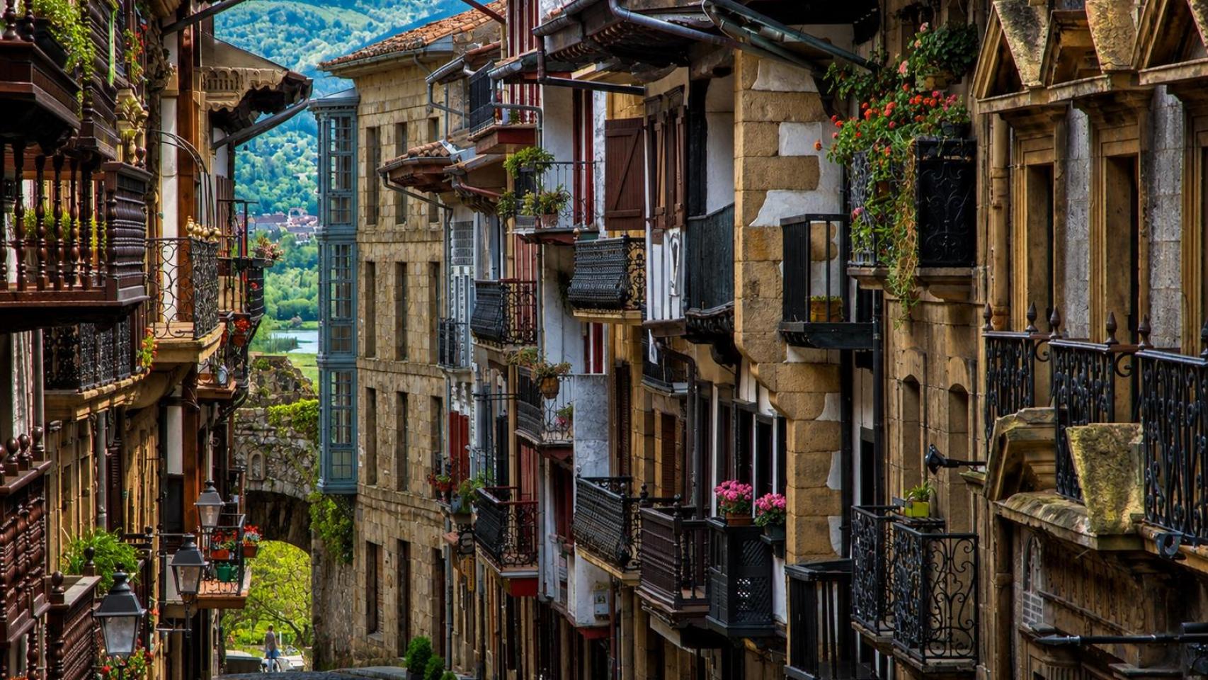 Hondarribia es una encantadora ciudad costera y amurallada en Guipúzcoa, País Vasco.