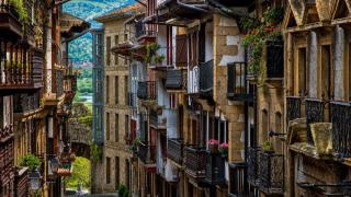 Hondarribia es una encantadora ciudad costera y amurallada en Guipúzcoa, País Vasco.