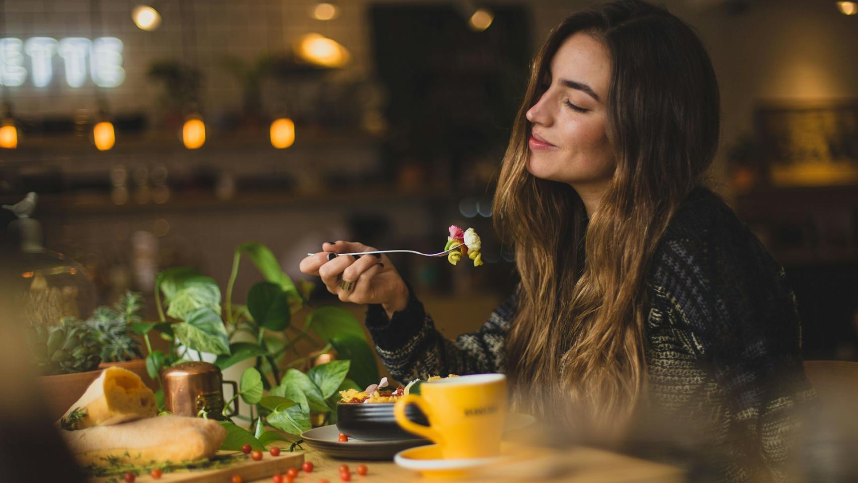 Mujer comiendo.