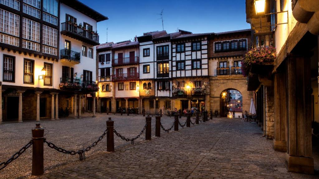 Hondarribia es una encantadora ciudad costera y amurallada en Guipúzcoa, País Vasco.