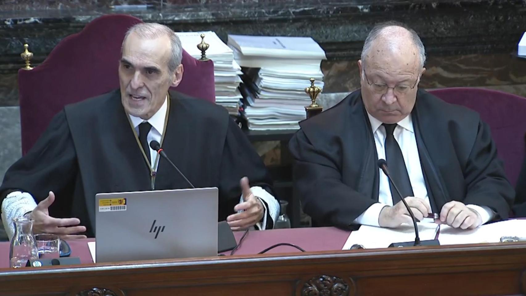El fiscal jefe Anticorrupción Alejandro Luzón (i) durante la lectura del informe acusatorio de la Fiscalía.