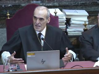 El fiscal jefe Anticorrupción Alejandro Luzón (i) durante la lectura del informe acusatorio de la Fiscalía.
