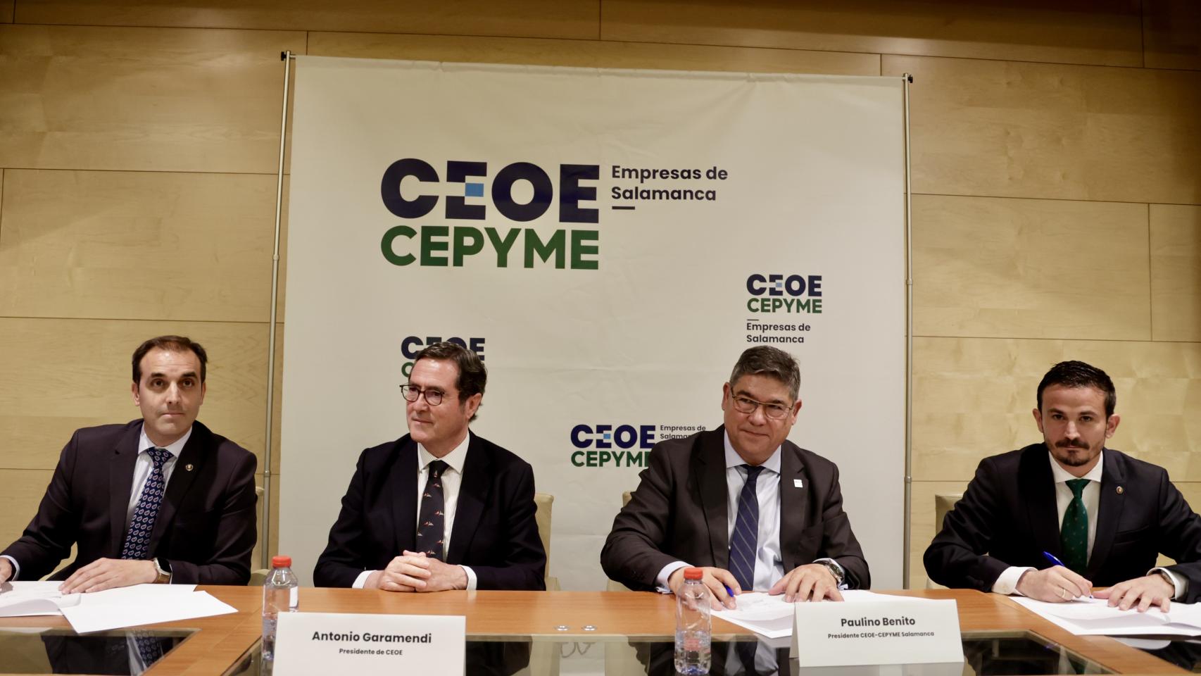 Emilio Checa, Paulino Benito y Antonio Rollán, rubrican la firma de unidad empresarial en la provincia, bajo el amparo del presidente de CEOE, Antonio Garamendi.