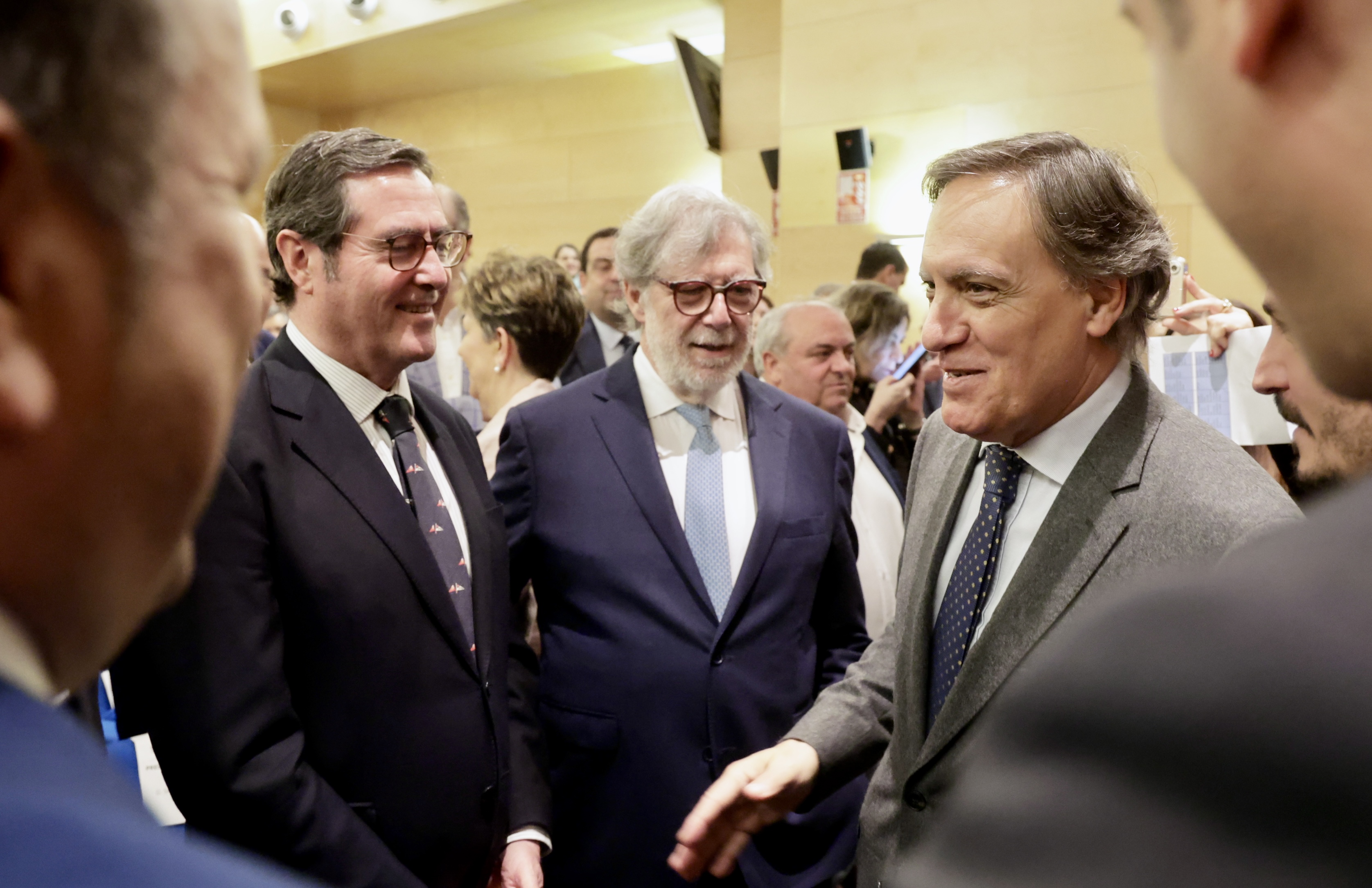 El alcalde de Salamanca, Carlos García Carbayo, saludando al presidente nacional de CEOE, Antonio Garamendi.