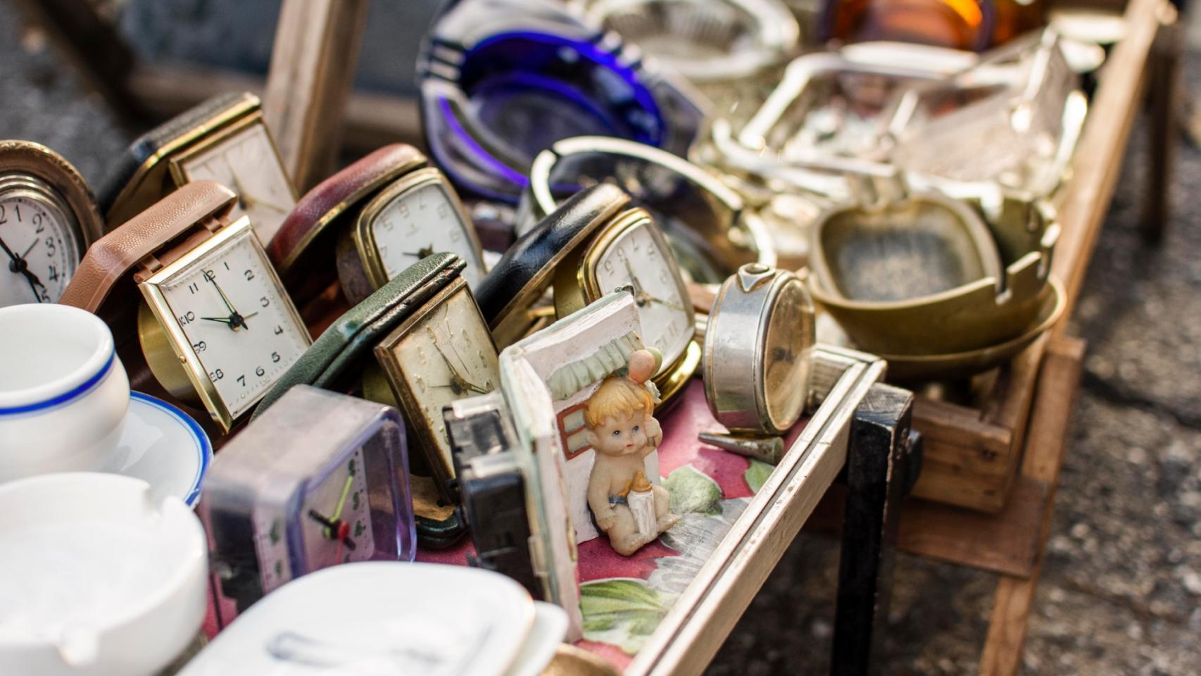 Piezas de coleccionismo en un mercadillo de antigüedades