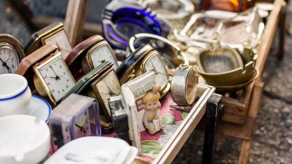 Piezas de coleccionismo en un mercadillo de antigüedades