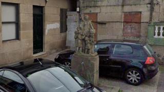 Escultura 'A Mestra' de Camilo Nogueira, en Bouzas, Vigo