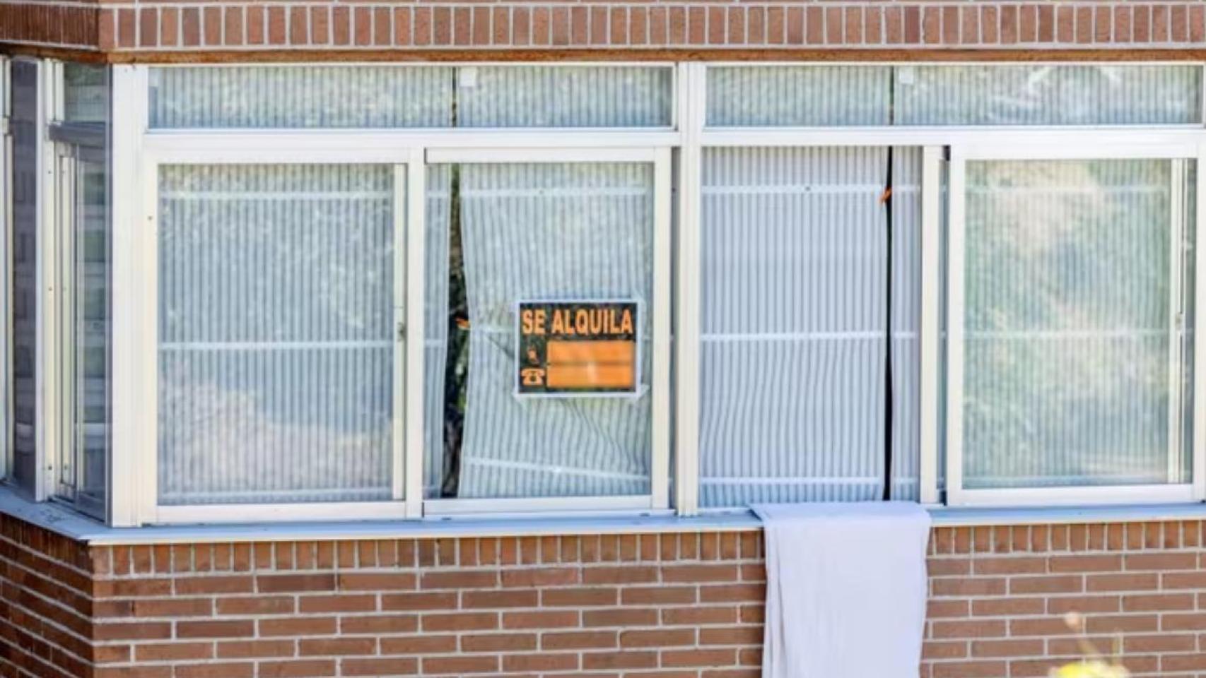  Archivo - Un cartel anunciando el alquiler de una vivienda
