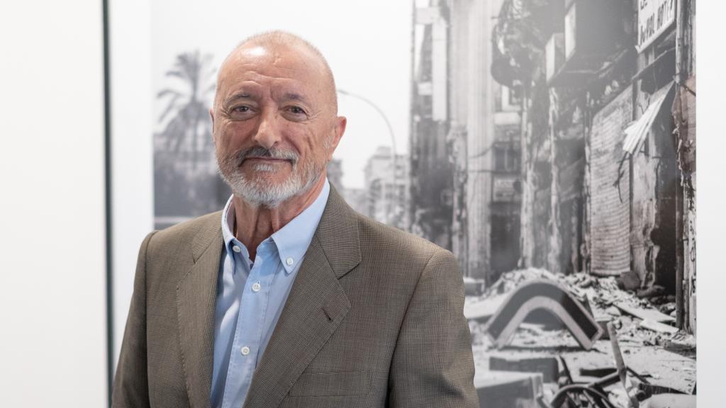 Arturo Pérez-Reverte posa en la exposición 'Fotografías de guerra 1974-1985'. Foto: Jeosm