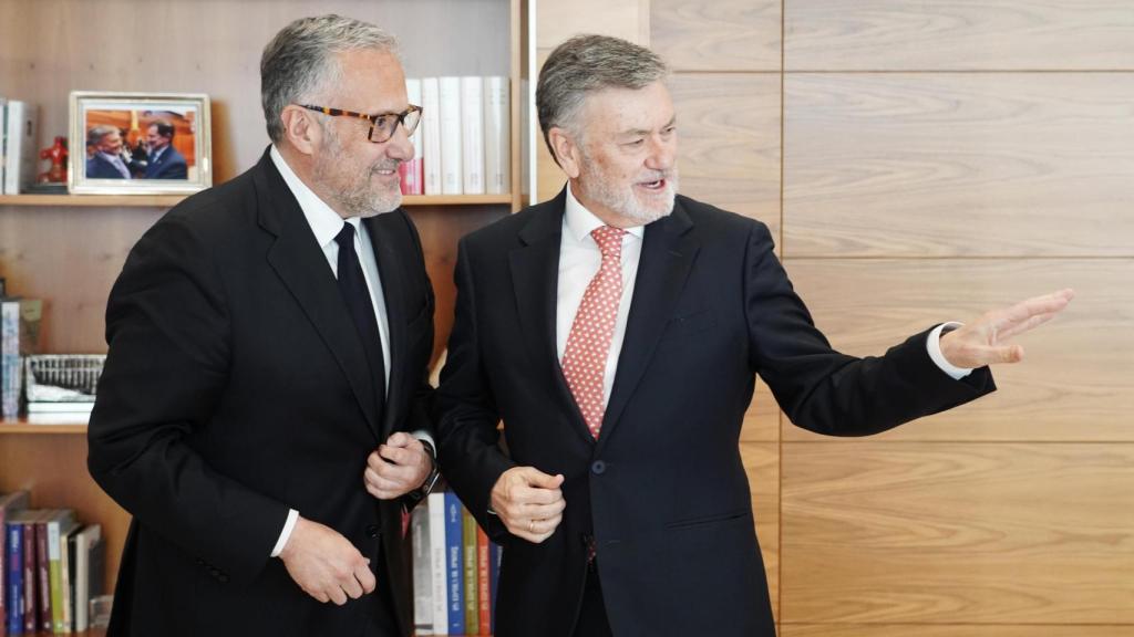  El presidente de las Cortes de Castilla y León, Francisco Vázquez, se reúne con el portavoz parlamentario de Vox, Carlos Pollán, durante la ronda de consultas entre las formaciones para la proposición de candidatos a la Presidencia de la Junta.