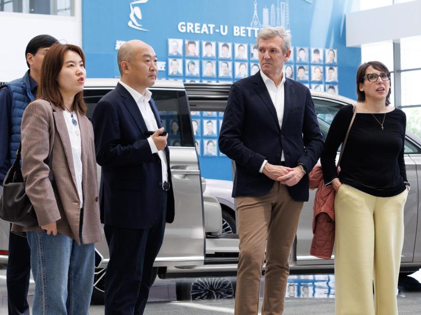 Rueda y Lorenzana en la visita a la fábrica de baterías de SAIC en China.