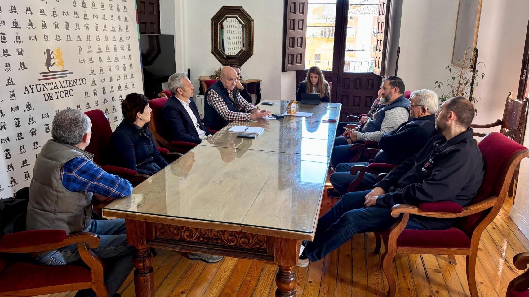 Reunión de este miércoles entre el Ayuntamiento de Toro y el sector vitivinícola del municipio zamorano presidida por el alcalde, Carlos Rodríguez, en el Consistorio